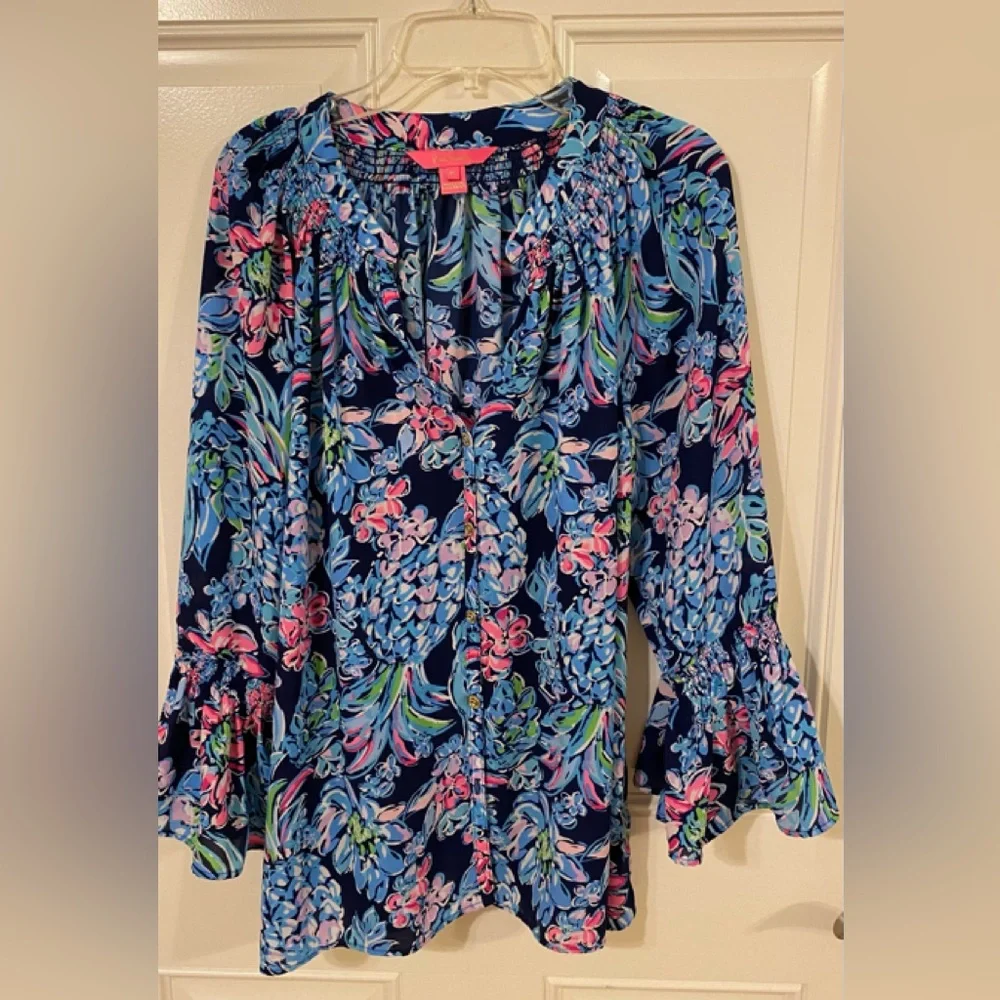 Gorgeous Lilly Pulitzer blouse. Size Medium - Picture 1 of 9